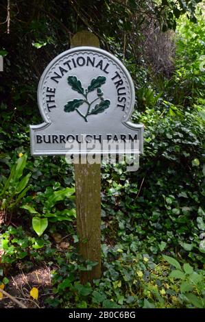 National Trust Signpost für Burrough Farm am Fluss Torridge Zwischen Bideford & Appledore am South West Coast Path, North Devon. England, Großbritannien. Stockfoto
