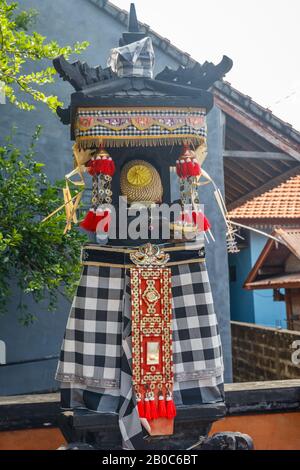 Balinesisches Hindu-Webet mit Altardekoration, Lamak und Gantung-Gantungan für Galungan-Feiern. Insel Bali, Indonesien. Vertikales Bild. Stockfoto