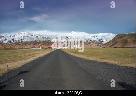 Isländische Farm unter dem Vulkan Eyjafjallajokull, der 2010 ausbrach - Südisland Stockfoto