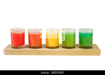 Bunt opak Cocktails, eine Reihe von Aufnahmen in einer Zeile, fünfmal auf einem Stand aus Holz, Substrat. Seitenansicht isoliert weißer Hintergrund. Getränk für t Stockfoto