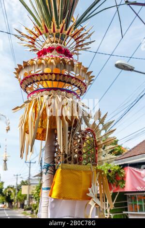 Details zu Penjor - Straße mit Strohpfosten für die Galungan-Feier, Bali Island, Indonesien. Vertikales Bild. Stockfoto