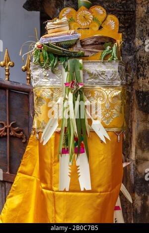 Balinesisches Hindu-Webet mit Altardekoration, Lamak und Gantung-Gantungan für Galungan-Feiern. Insel Bali, Indonesien. Stockfoto