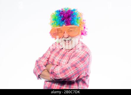Älterer Clown. Mann Senior bärtige fröhliche Person trägt bunte Perücke und Sonnenbrille. Viel Spaß. Lustiger Lebensstil. Spaß und Unterhaltung. Comic-Großvater-Konzept. Schöner Witz. Opa immer Spaß. Stockfoto