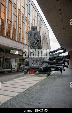 Banska Bystrica, Slowakei - 29. Oktober 2019: Museum Des Slovak National Uprising im Herbst. Betonkonstruktion in zwei Abschnitte unterteilt. Touristen um Stockfoto