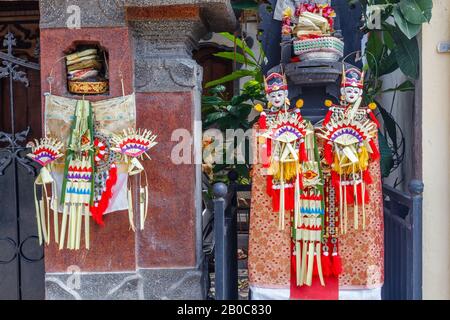 Balinesisches Hindu-Webet mit Altardekoration, Lamak und Gantung-Gantungan für Galungan-Feiern. Insel Bali, Indonesien. Stockfoto