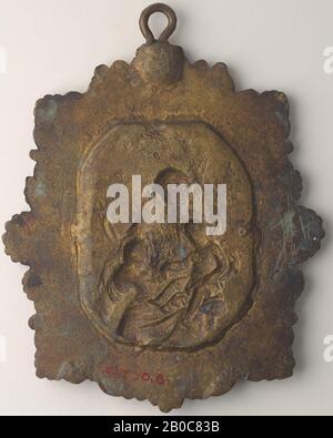 Unbekannte Künstlerin, Madonna und Kind mit der Kinder-Saint-John-Plaquette, 1600-1700, 7 1/16 Zoll x 6 1/4 Zoll (18 cm x 15,8 cm) Stockfoto