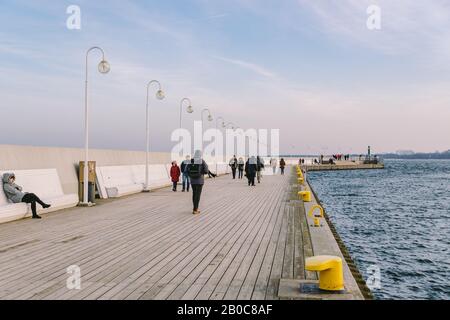 Sopot Pier Molo in der Stadt Sopot, Polen 9. Februar 2020. Kalter Wintertag auf dem berühmten alten hölzernen Pier in Sopot, an der Ostsee. Menschen Stockfoto