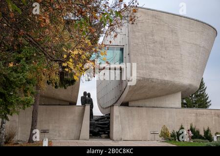 Banska Bystrica, Slowakei - 29. Oktober 2019: Museum Des Slovak National Uprising im Herbst. Betonkonstruktion in zwei Abschnitte unterteilt. Touristen um Stockfoto