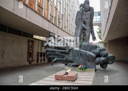 Banska Bystrica, Slowakei - 29. Oktober 2019: Museum Des Slovak National Uprising. Betonkonstruktion in zwei Abschnitte unterteilt. Touristenattraktion. Stockfoto