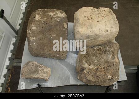 Baufragment aus Tuffstein, Baufragment, Stein, Tuff, 45 x 43 x 38 cm, Niederlande, Zeeland, Noord-Beveland, Colijnsplaat ?, Oosterschelde Stockfoto