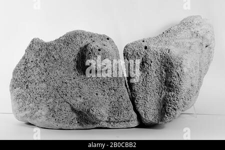 Flügelaltar mit Nische, unterer Teil mit Bruchstücken von Emporen. Kalksteine. Nehalennia sitzend. Der untere Teil besteht aus zwei Teilen, von denen der größte im Sommer 1970 gefischt wurde, der kleinste (rechte) Teil im Februar 1971. Im Februar 1971 gab es 2 weitere Fragmente, die zusammen den ganzen rechten Teil des Altars bildeten. Rechte Seite: Pflanzenmotive. Linke Seite völlig verwittert. Rückseite undekoriert., Altar, Fragment, Stein, Kalkstein, 53 x 33 x 52 cm, roman 223-223, Niederlande, Zeeland, Noord-Beveland, Colijnsplaat, Oosterschelde Stockfoto