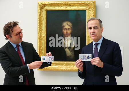 Tate Britain, London, Großbritannien 20. Feb 2020 - Gouverneur der Bank of England Mark Carney(R) und Direktor von Tate Britain Alex Farquharson (L) halten die neue Banknote von 20 £mit dem Künstler JMW Turner vor seinem Selbstporträt bei Tate Britain in London. Ein Porträt von JMW Turner ist auf der neuen Banknote im Wert von 20 £zu sehen, die am 20. Februar in Umlauf kommt. Credit: Dinendra Haria/Alamy Live News Stockfoto