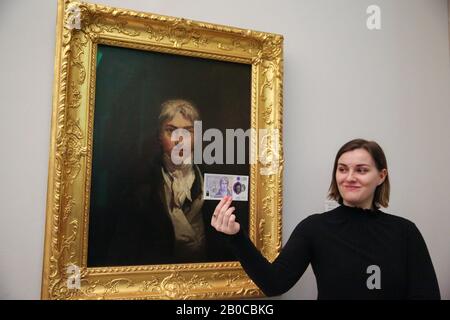 Tate Britain, London, Großbritannien 20. Februar 2020 - EIN Mitarbeiter hält die neue Banknote von 20 £mit dem Künstler JMW Turner vor seinem Selbstporträt bei Tate Britain in London. Ein Porträt von JMW Turner ist auf der neuen Banknote im Wert von 20 £zu sehen, die am 20. Februar in Umlauf kommt. Credit: Dinendra Haria/Alamy Live News Stockfoto