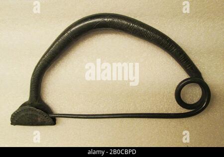 Old Europe, Fibula, Metall, Bronze, 13,0 x 1,0 x 6,5 cm, Standort, Frankreich Stockfoto