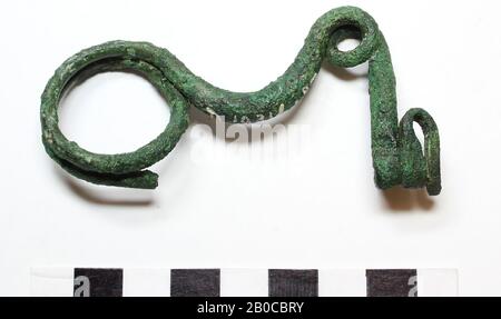 Old Europe, Fibula, Metall, Bronze, 7,5 x 1,8 x 3,6 cm, Standort, Frankreich Stockfoto