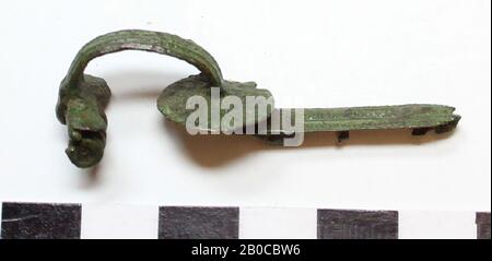 Old Europe, Fibula, Metall, Bronze, 4,8 x 1,2 x 1,5 cm, Standort, Frankreich Stockfoto