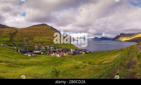 Panorama der Berge und des Ozeans rund um das Dorf Funningur auf den Färöern Stockfoto