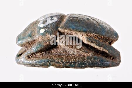 Scarab, Amarre, Die Dichtung hat die Form eines stilisierten Skarabäus. Obwohl der Übergang vom Kopf mit Clypeus zum Pronotum fließend ist, werden Pronotum und Elytra durch eingekerbte Linien getrennt. Die nach vorne gespannten Vorderbeine und die verlängerten Mittelbeine beginnen etwas vor der Trennlinie zwischen Pronotum und Elytra. Die hinten gespannten Hinterbeine beginnen unter dem Elytra. Alle Beine ruhen auf einem ovalen Stempelgesicht, in das der gottesname Amon-Re mit einem neb-schild links und rechts eingeritzt ist. Die größeren Hieroglyphen sind innen mit geschnitzten Linien verziert. Das Objekt ist längs perforiert, dicht, Skarabäus Stockfoto