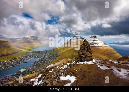 Blick vom Berg Klakkur über die Stadt Klaksvik auf den Färöern Stockfoto