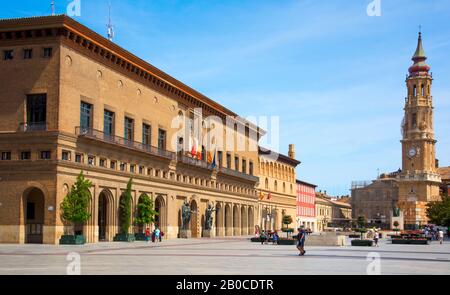 Zaragoza, SPANIEN - 19. AUGUST 2017: Blick auf den Platz Plaza del Pilar, in Zaragoza, Spanien, mit dem Rathaus und der Lonja, auf der linken Seite und der Katze Stockfoto