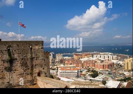 VEREINIGTES KÖNIGREICH, GIBRALTAR, ÜBERBLICK ÜBER DIE STADT VON FELSEN, FESTUNG MIT FLAGGE DER UNION Stockfoto