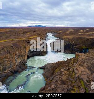 Luftaufnahme der Aldeyjarfoss Wasserfälle im Norden Islands Stockfoto