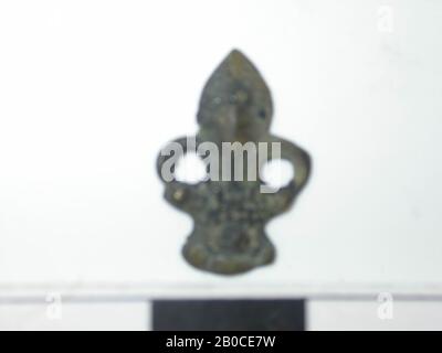 Blume, dunkel mit goldfarbenen Flecken (Kupferlegierung). Fleur-de-LIS mit einer Grenze am unteren Rand. Die äußeren Rotorblätter sind offen. Der Rücken ist flach. 2-polige Montage. Stifte sind nicht messbar., Bandhub, Metall, Kupferlegierung, L: 1,6 cm, W: 1,1 cm, D: 0,1 cm, Ende des 14. Jahrhunderts 1350-1400, Niederlande, Zeeland, Holly, Verdronken Land Stockfoto