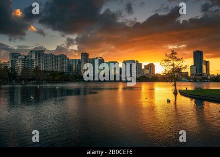 Farbenfroher Sonnenuntergang über dem Lake Eola und der Skyline der Stadt in Orlando, Florida Stockfoto