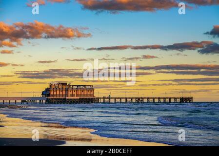 Sonnenaufgang über Daytona Beach Main Street Pier, Florida Stockfoto