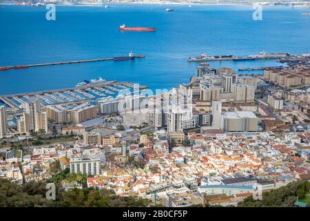 Panorama aus Vogelperspektive auf die Stadt und den Hafen von Gibraltar Stockfoto