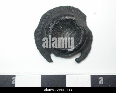 Niederlande Mittelalter, Gürtelbeschläge, Metall, Bronze, Dm, 2,5 cm, D, 0,9 cm, Ende 14. Jahrhundert 1350-1400, Niederlande, Zeeland, Hulst, Drowned Land Stockfoto