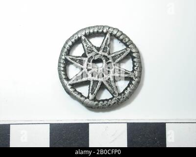 Niederlande Mittelalter, Gürtelbeschläge, Metall, Bronze, Dm, 2,25 cm, D, 0,2 cm, Ende des 14. Jahrhunderts 1350-1400, Niederlande, Zeeland, Hulst, Drowned Land Stockfoto