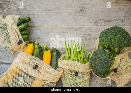 Lebensmitteleinkäufe und -Lagerung ohne Abfall in Baumwoll-Ecobeuteln. Glasgefäße mit Körnern, wiederverwendbare Beutel mit frischem Gemüse, Obst. Nachhaltig, ethisch Stockfoto