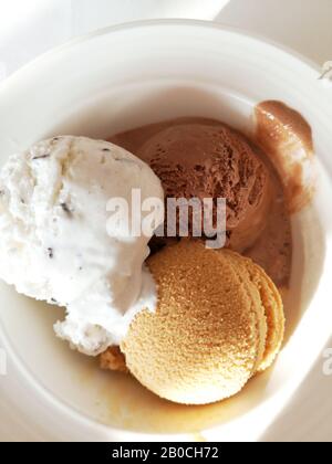 Köstliches Eis in weißer Platte Stockfoto
