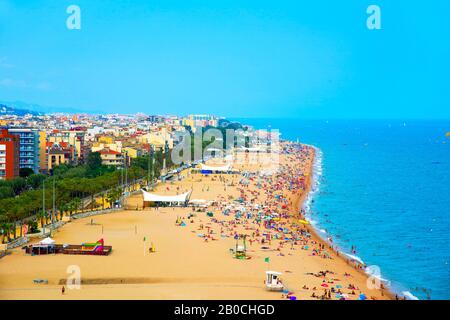 Calella, SPANIEN - 22. JULI 2017: Ein Panoramablick auf den großen Platja Gran Strand in Calella überfüllt im Sommer. Calella ist ein bekannter Sommerdestinati Stockfoto