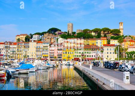 Cannes, FRANKREICH - 3. JUNI 2017: Blick auf den Vieux Port, den Alten Hafen von Cannes und den Stadtteil Le Suquet, die Altstadt, im Hintergrund Stockfoto