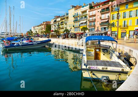 Cannes, FRANKREICH - 3. JUNI 2017: Ein Blick auf den Vieux Port, den Alten Hafen von Cannes, mit einigen Fischerbooten und Segelbooten, die in ihm festgemacht sind Stockfoto