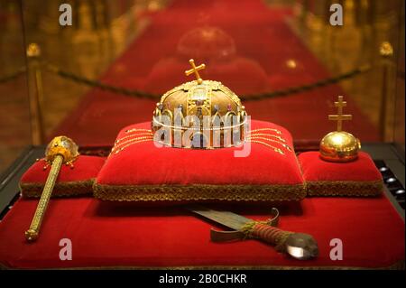 UNGARN, BUDAPEST, PARLAMENTSGEBÄUDE, INTERIEUR, UNGARISCHE KRONJUWELEN Stockfoto