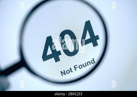 404 FEHLER Internetseite nicht Gefunden, Hand mit Lupe, Konzeptbild Stockfoto