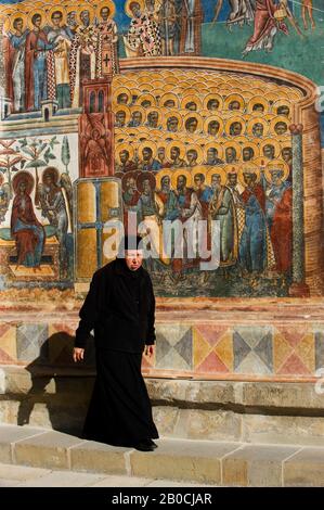 RUMÄNIEN, IN DER NÄHE VON SUCEAVA, KLOSTER VORONET (1488), DAS LETZTE GERICHT, WESTLICHE MAUER, NONNE Stockfoto
