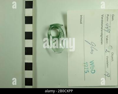 Glasfragment, 1 Schard Erde, fast farblos hellgrünes Glas, laut Isings 2009 Seite. 259 und Abb. 221 unterer Teil des Bechers mit Fuß, Fragment, Glas, vmec 750-900, Niederlande, Utrechter, Wijk bij Duurstede, Wijk bij Duurstede, Dorestad Stockfoto