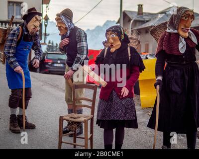 Dosoledo, Italien. Februar 2020. Die Menschen tragen Masken während des Karnevals in Dosoledo.Karneval in Dosoledo in Comelico ist eine Flamme von Farben, Blumen, Holzmasken und traditionellen Figuren. Kredit: Jana Cavojska/SOPA Images/ZUMA Wire/Alamy Live News Stockfoto