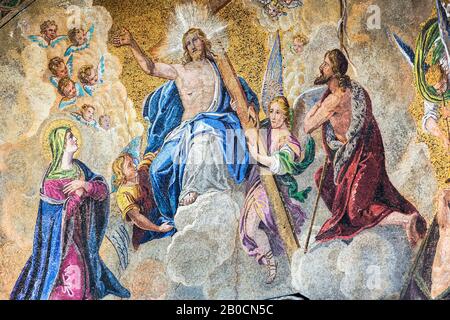 Venedig, ITALIEN - 02. NOVEMBER 2014: Ein Fragment eines antiken Mosaiks, das sich über dem Eingang zur Patriarchal-Dombasilika von St. Mark in V befindet Stockfoto