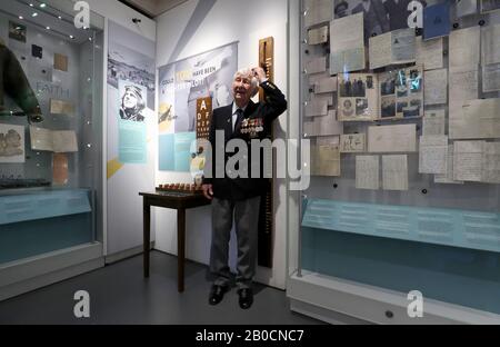 Der aus dem zweiten Weltkrieg gestandene Peter Lemon, ein drahtloser Bediener Air Gunner und Bomberbesatzung, überprüft seine Höhe auf einer Kampffilotenausstellung während des Presseinarts für die anlässlich des 80. Jahrestages der Schlacht um Großbritannien im Biggin Hill Memorial Museum in Kent durchgeführten Gedenkfeiern. Stockfoto