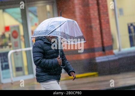 Preston, Lancashire. Februar 2020. Wetter in Großbritannien; Starker Regen und starker Wind in der Innenstadt. Teile Großbritanniens könnten einen Monat Regen in 24 Stunden inmitten von Überschwemmungen sehen. Überschwemmte Gemeinden in Teilen des Vereinigten Königreichs sehen sich schwereren Regenfällen ausgesetzt, da sie sich nach dem Sturm Dennis schwer zurechtfinden. Kredit: MediaWorldImages/AlamyLiveNew Stockfoto