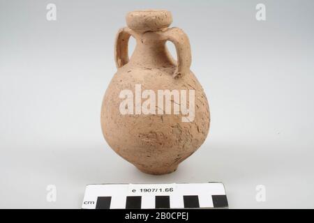 Glas mit 2 Ohren, Keramik. Loch im Boden, betroffene Oberfläche., Kanne, Steingut, h: 13 cm, Durchmesser: 9 cm, roman, Niederlande, Gelderland, Nijmegen, Nijmegen, Hees Stockfoto