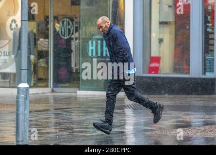 Preston, Lancashire. Februar 2020. Wetter in Großbritannien; Starker Regen und starker Wind in der Innenstadt. Teile Großbritanniens könnten einen Monat Regen in 24 Stunden inmitten von Überschwemmungen sehen. Überschwemmte Gemeinden in Teilen des Vereinigten Königreichs sehen sich schwereren Regenfällen ausgesetzt, da sie sich nach dem Sturm Dennis schwer zurechtfinden. Kredit: MediaWorldImages/AlamyLiveNew Stockfoto
