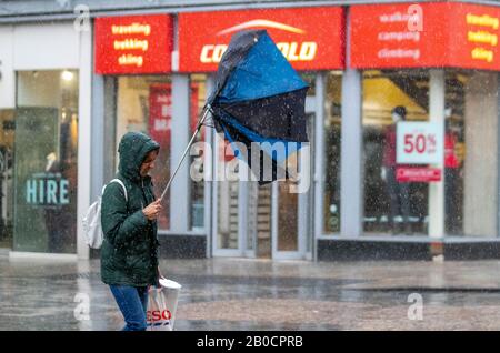 Starker Wind weht einen Regenschirm in Preston, Lancashire. Februar 2020. Wetter in Großbritannien; starker Regen und starker Wind im Stadtzentrum. Teile Großbritanniens könnten einen Monat Regen in 24 Stunden erleben, inmitten von Überschwemmungen. In Teilen Großbritanniens sind die von einer Sintflut betroffenen Gemeinden mit heftigeren Regenfällen konfrontiert, da sie nach dem Sturm Dennis nur schwer zurechtkommen müssen. Stockfoto