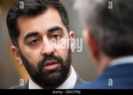 Edinburgh, Großbritannien. Februar 2020. Bild: Humza Youssaf MSP - Minister der Justiz Live-TV-Interview im schottischen Parlament in Holyrood, Edinburgh. Kredit: Colin Fisher/Alamy Live News Stockfoto