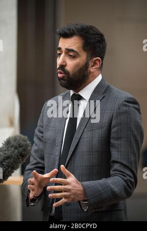 Edinburgh, Großbritannien. Februar 2020. Bild: Humza Youssaf MSP - Minister der Justiz Live-TV-Interview im schottischen Parlament in Holyrood, Edinburgh. Kredit: Colin Fisher/Alamy Live News Stockfoto